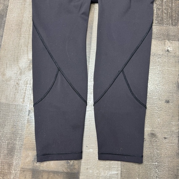 Lululemon Everlux In Movement Tight 25” size 6 - Picture 5 of 12